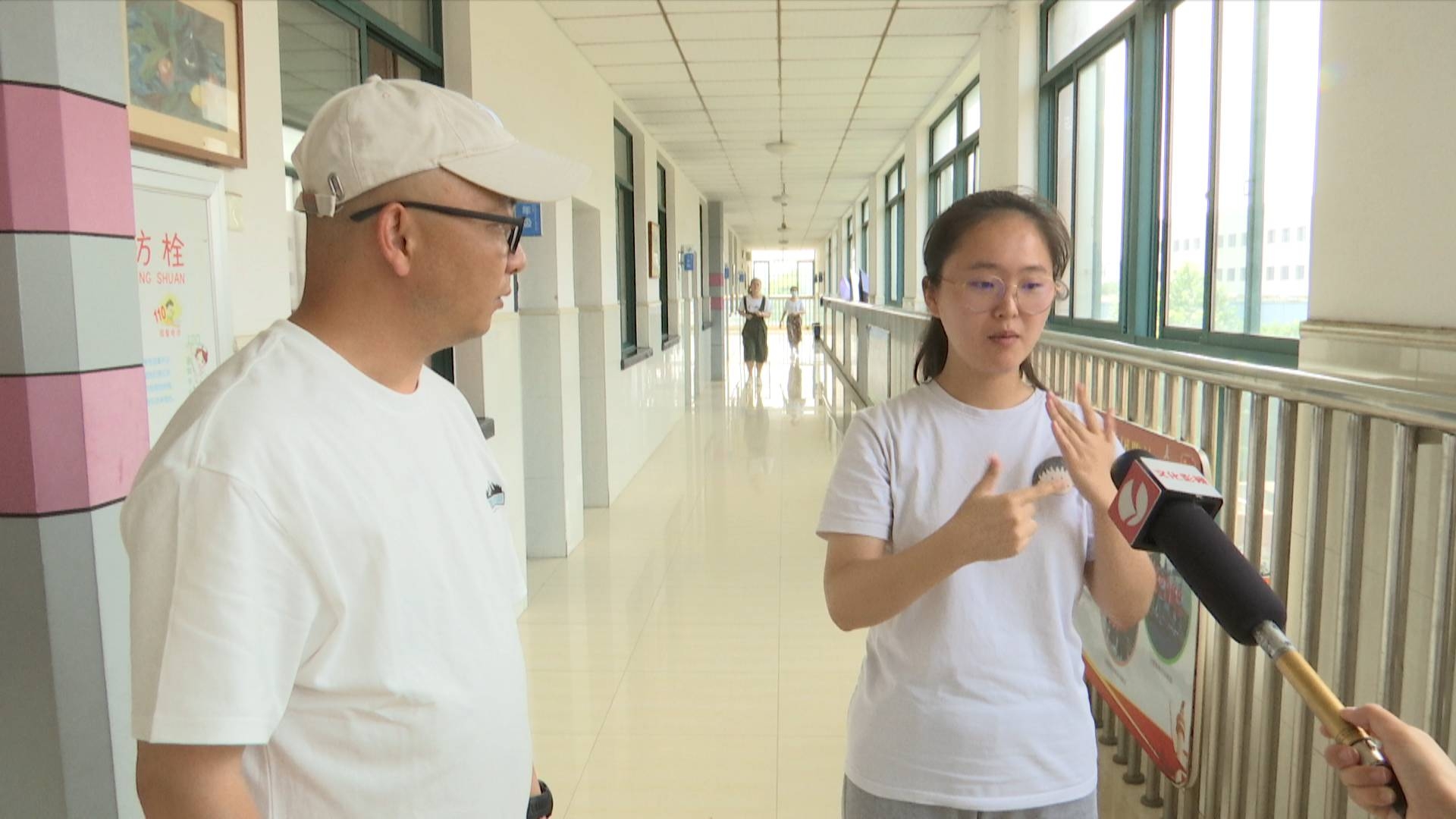 嘉兴市特殊教育学校学生 陈丽芸(手语翻译老师 杨正惠"我以前没有